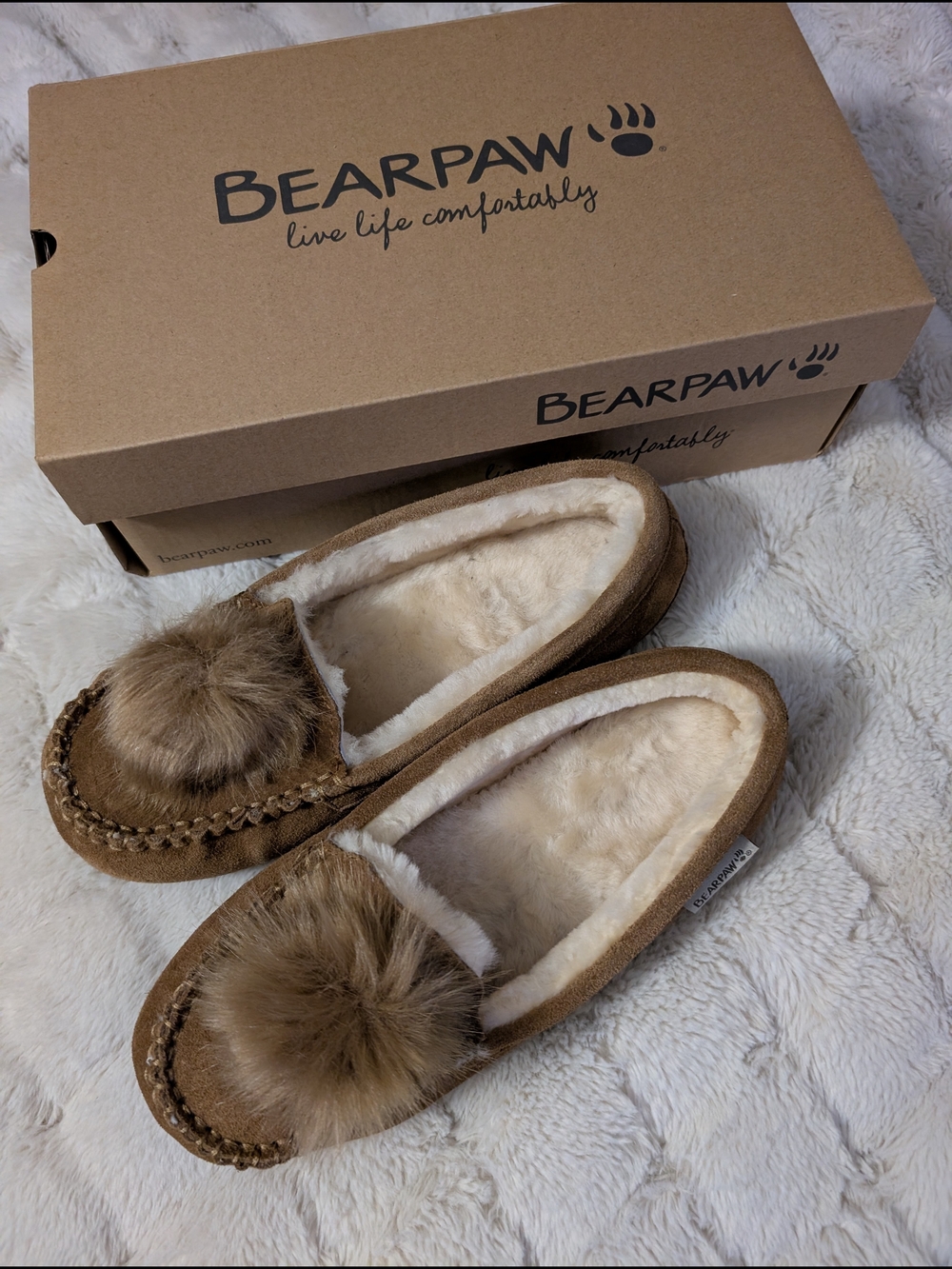 BearPaw Women’s Chestnut Brown Faux Suede Pom-Pom Moccasin Slippers Size 9 Wide